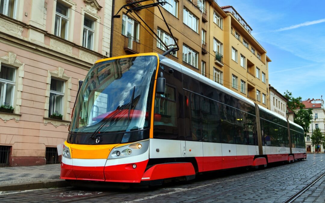 Transport publiczny w Ostrawie – tramwaje, autobusy i bilety. Wyjaśnienie systemu biletowego i aplikacji Jízdní řády